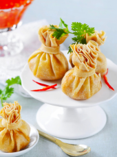 Deep-fried vegetarian golden bags with sweet chili sauce 